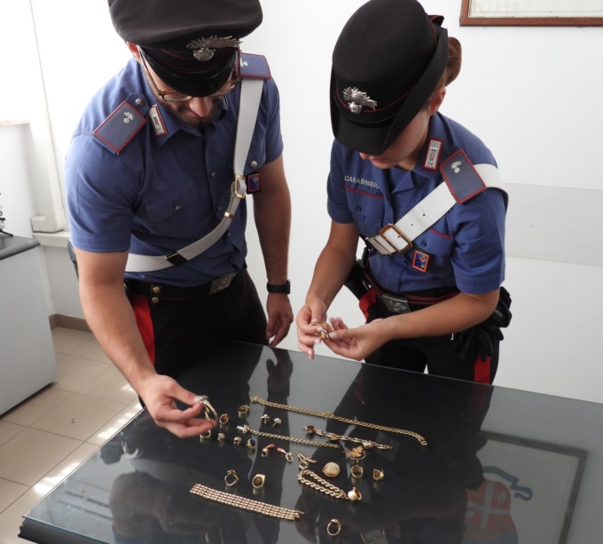Furto e aggressione a carabiniere, arrestato un 18enne