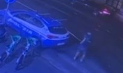 Appicca il fuoco e danneggia due auto della polizia, identificato e fermato a Ladispoli