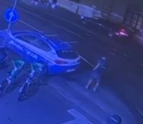 Appicca il fuoco e danneggia due auto della polizia, identificato e fermato a Ladispoli