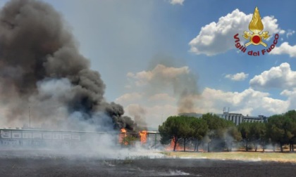 Maxi incendio a Cinecittà est, esplodono bombole di GPL