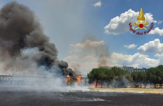 Maxi incendio a Cinecittà est, esplodono bombole di GPL