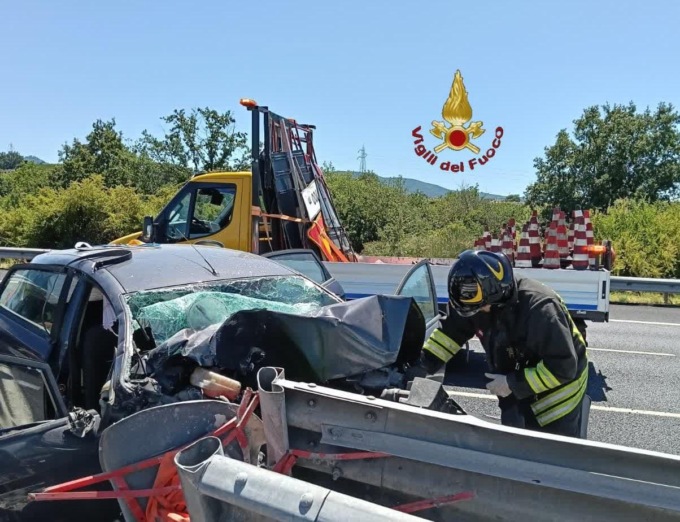 Roghi e incidente in A1, 100 interventi dei vigili del fuoco in un giorno