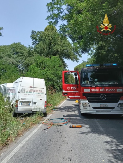 Scontro tra due furgoni e un’auto: tre feriti, uno in gravi condizioni