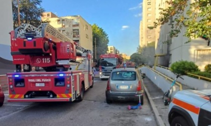 Incendio a Tor Bella Monaca, fumo e palazzo evacuato