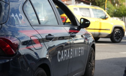 Tenta il furto ma i proprietari sono in casa e chiamano i Carabinieri