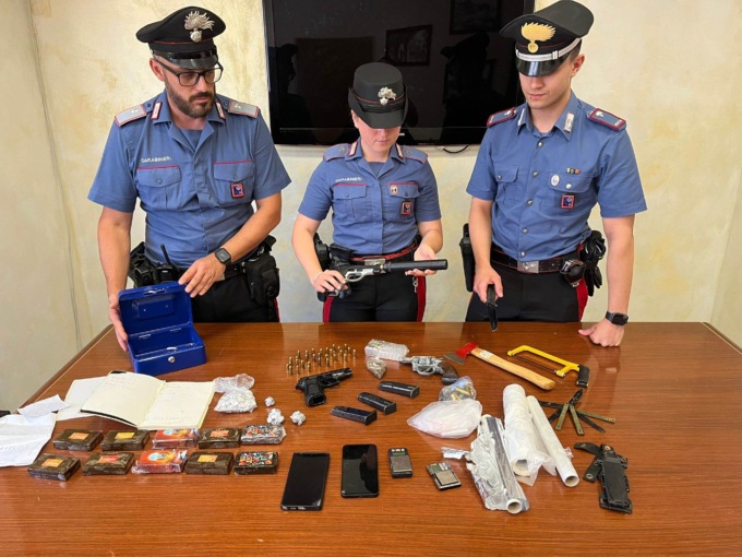 Droga ed armi, sequestri ad Ostia. Arrestata una donna