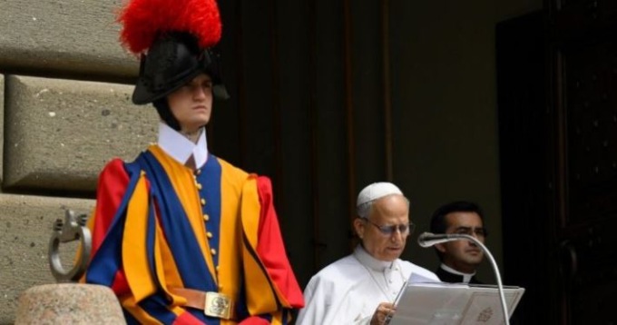 Il primo Angelus del Papa a Castel Gandolfo, appello per la pace