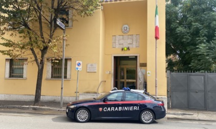 Lancia droga dal balcone durante la perquisizione, arrestato 26enne