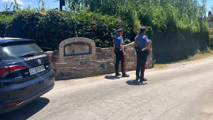 Entrano di notte in una circolo e fanno una festa in piscina, denunciati in sette