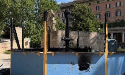 Chiosco in fiamme nella notte
