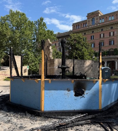 Chiosco in fiamme nella notte