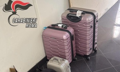 Con un complice ruba valigie da auto in sosta, arrestato