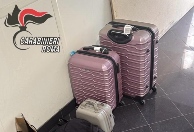 Con un complice ruba valigie da auto in sosta, arrestato