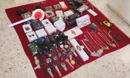 Vendita di merce rubata, denunciati 7 stranieri