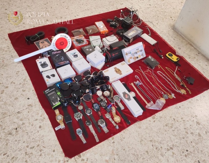 Vendita di merce rubata, denunciati 7 stranieri