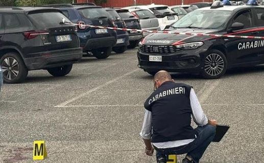Spari in strada, uomo ferito alla periferia est della capitale