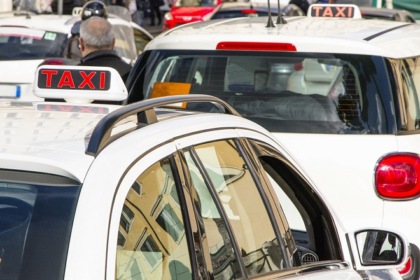Taxi in sciopero oggi contro Uber e abusivismo: corteo da Fiumicino a Montecitorio