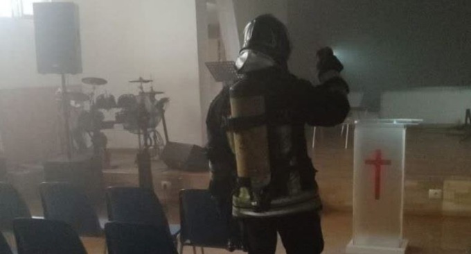 Incendio in una chiesa Evangelica, un ferito grave