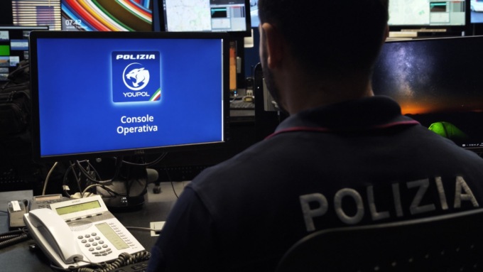 A 9 anni dormiva tra rifiuti e droga, arrestato il padre e un amico