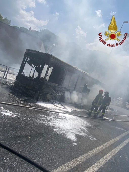 Incendio sul bus Atac fuori servizio, intervento dei Vigili dei fuoco