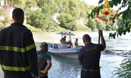 Cane finisce nel Tevere, salvato dai vigili del fuoco
