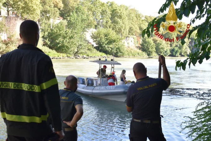 Cane finisce nel Tevere, salvato dai vigili del fuoco