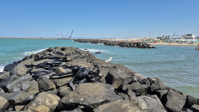 Mareggiata disperde cinghie di gomma del nuovo porto: al via il recupero