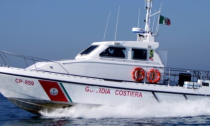 Peschereccio si ribalta, disperso un uomo