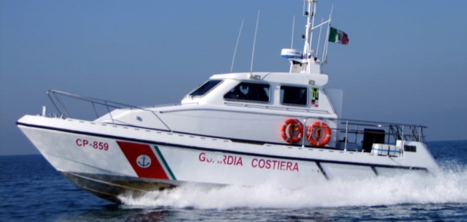 Peschereccio si ribalta, disperso un uomo