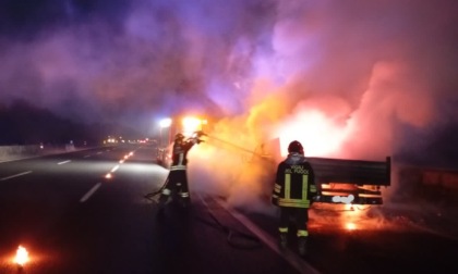 Autocarro in fiamme sull'autostrada del sole