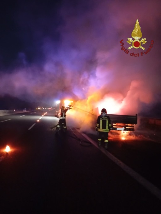 Autocarro in fiamme sull’autostrada del sole