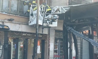 Incendio di un bus Atac in via Prenestina: danni a un palazzo