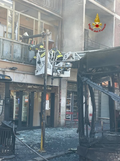 Incendio di un bus Atac in via Prenestina: danni a un palazzo