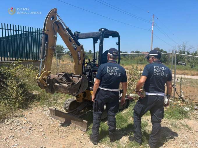 Intervenuta per un incendio, Polizia Locale scopre discarica abusiva di 2000 metri quadrati