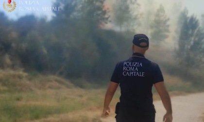 Incendio sulla Portuense, la Polizia Locale salva un uomo dalle fiamme