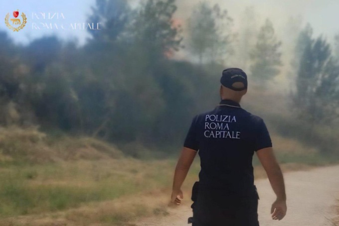 Incendio sulla Portuense, la Polizia Locale salva un uomo dalle fiamme