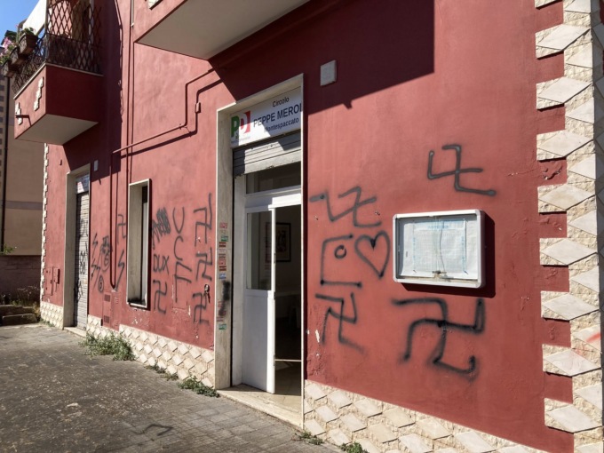 Scritte e svastiche sulle sedi Anpi e PD, la condanna
