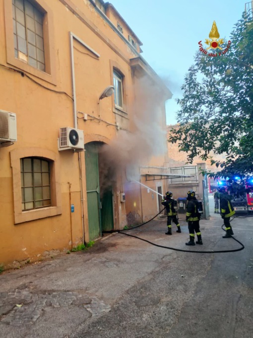 Incendio questa mattina in un locale Atac