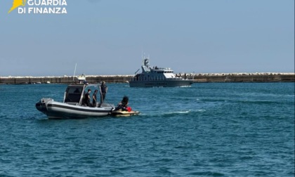 Manovre pericolose tra i bagnanti: fermati due pregiudicati in moto d’acqua