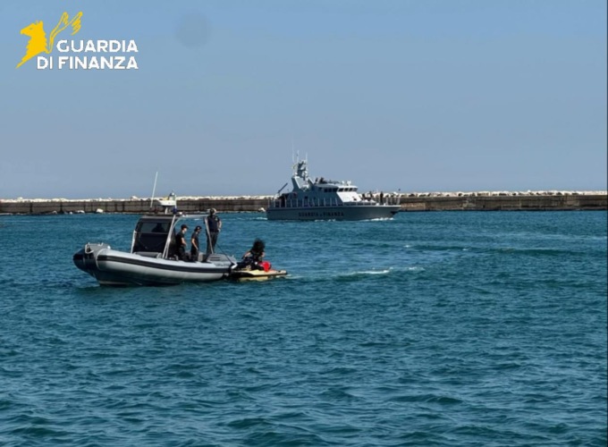Manovre pericolose tra i bagnanti: fermati due pregiudicati in moto d’acqua
