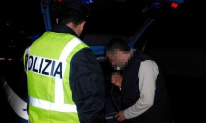 "Chiudete un occhio", ubriaco al volante e vestito da sanitario minaccia i poliziotti