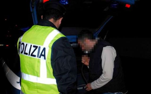 “Chiudete un occhio”, ubriaco al volante e vestito da sanitario minaccia i poliziotti