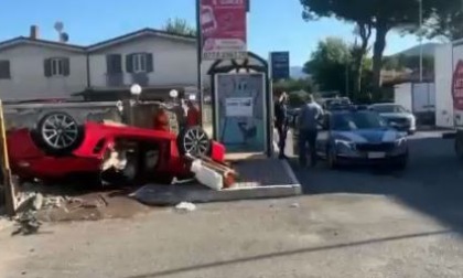 Si schiantano con l’auto rubata, morto un giovane