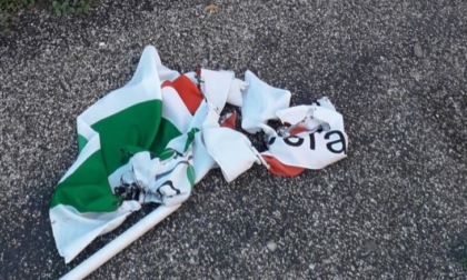 Bruciata la bandiera del circolo del PD di San Basilio