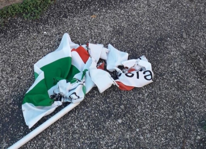 Bruciata la bandiera del circolo del PD di San Basilio