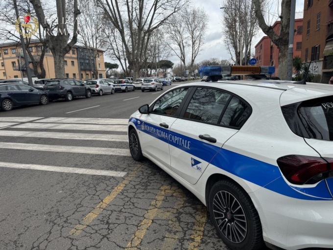 Lancia bottiglie contro le auto, denunciata