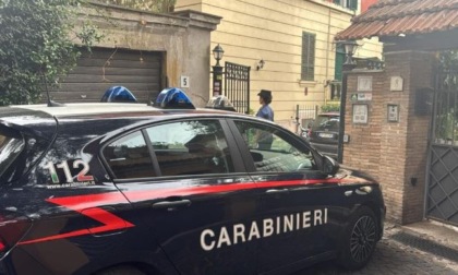 Il cadavere di un uomo trovato sul tetto di un garage, indagano i carabinieri