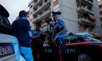 Calci e morsi ai genitori per la droga, arrestato