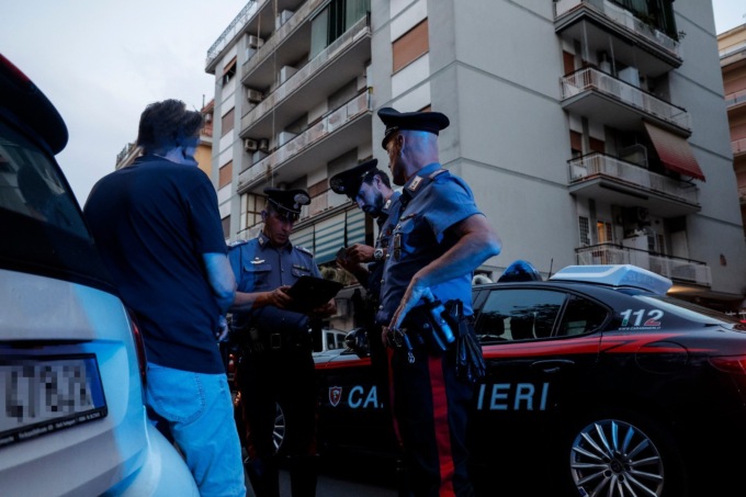 Calci e morsi ai genitori per la droga, arrestato