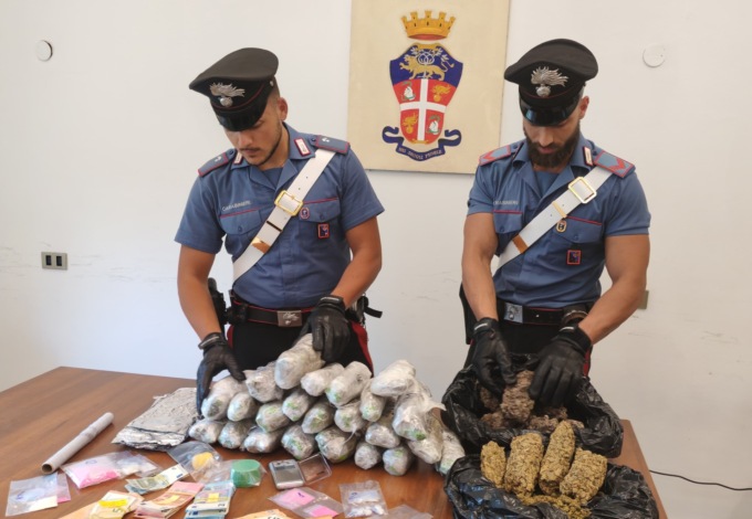 Il giro di droga nella Capitale a Ferragosto, 9 arresti e sequestrati 17mila euro